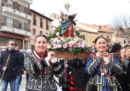 Las mayordomas portan en andas la imagen de la santa.