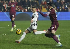 Álvaro García, en el golpeo que supuso el gol del Rayo, con Luis Pérez junto a él.