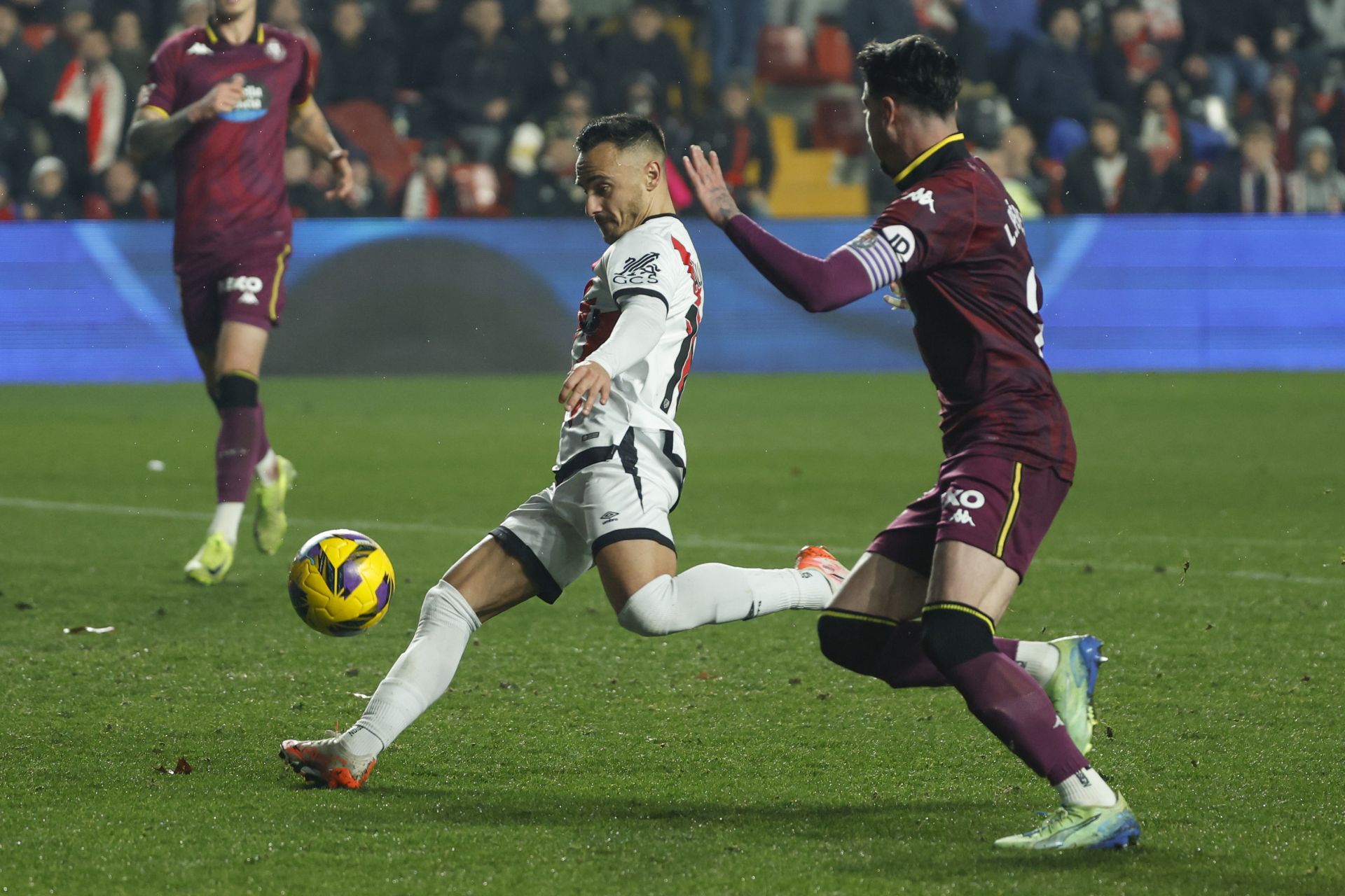 Álvaro García, en el golpeo que supuso el gol del Rayo, con Luis Pérez junto a él.