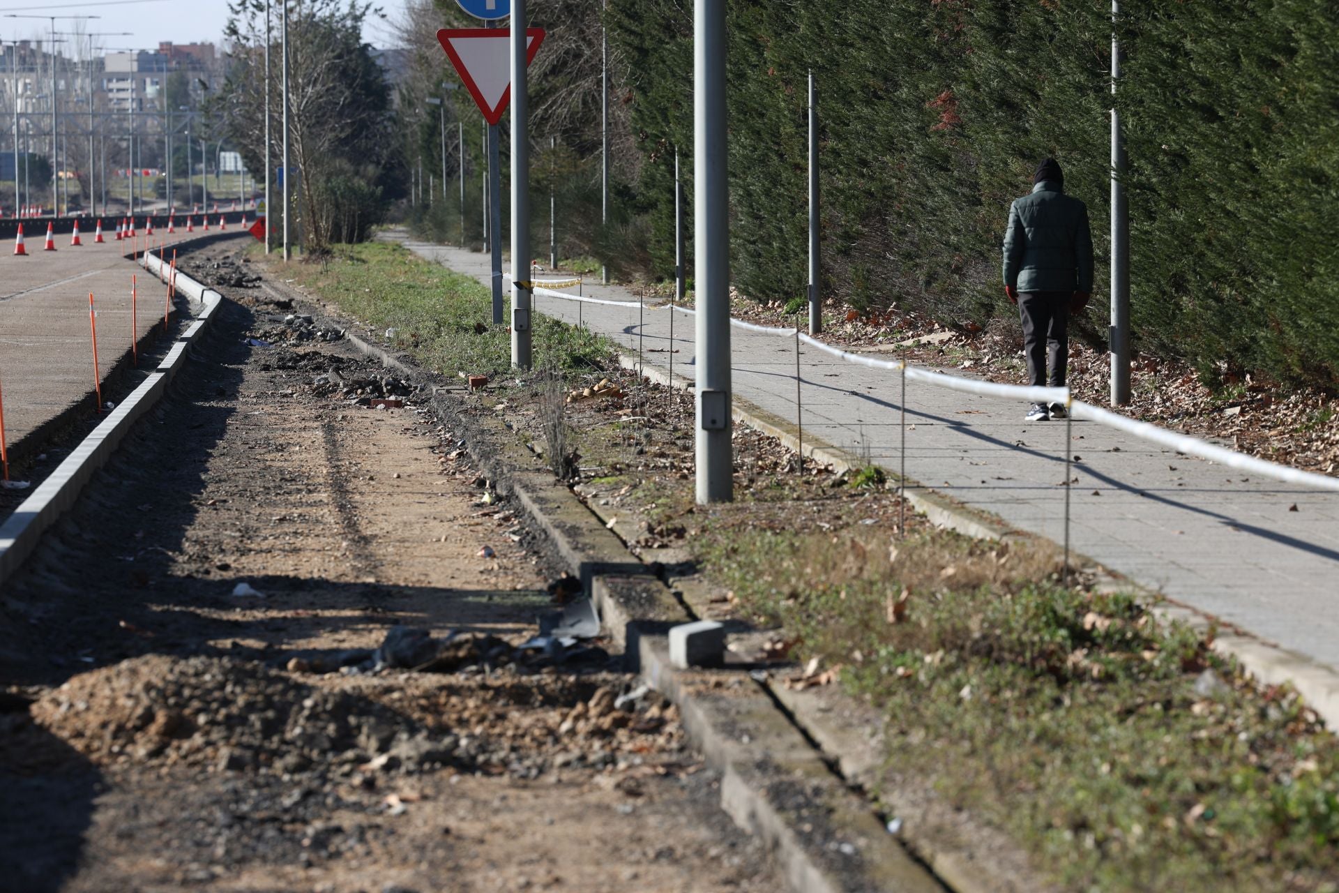 Más de tres kilómetros circulando por un carril en la VA-20