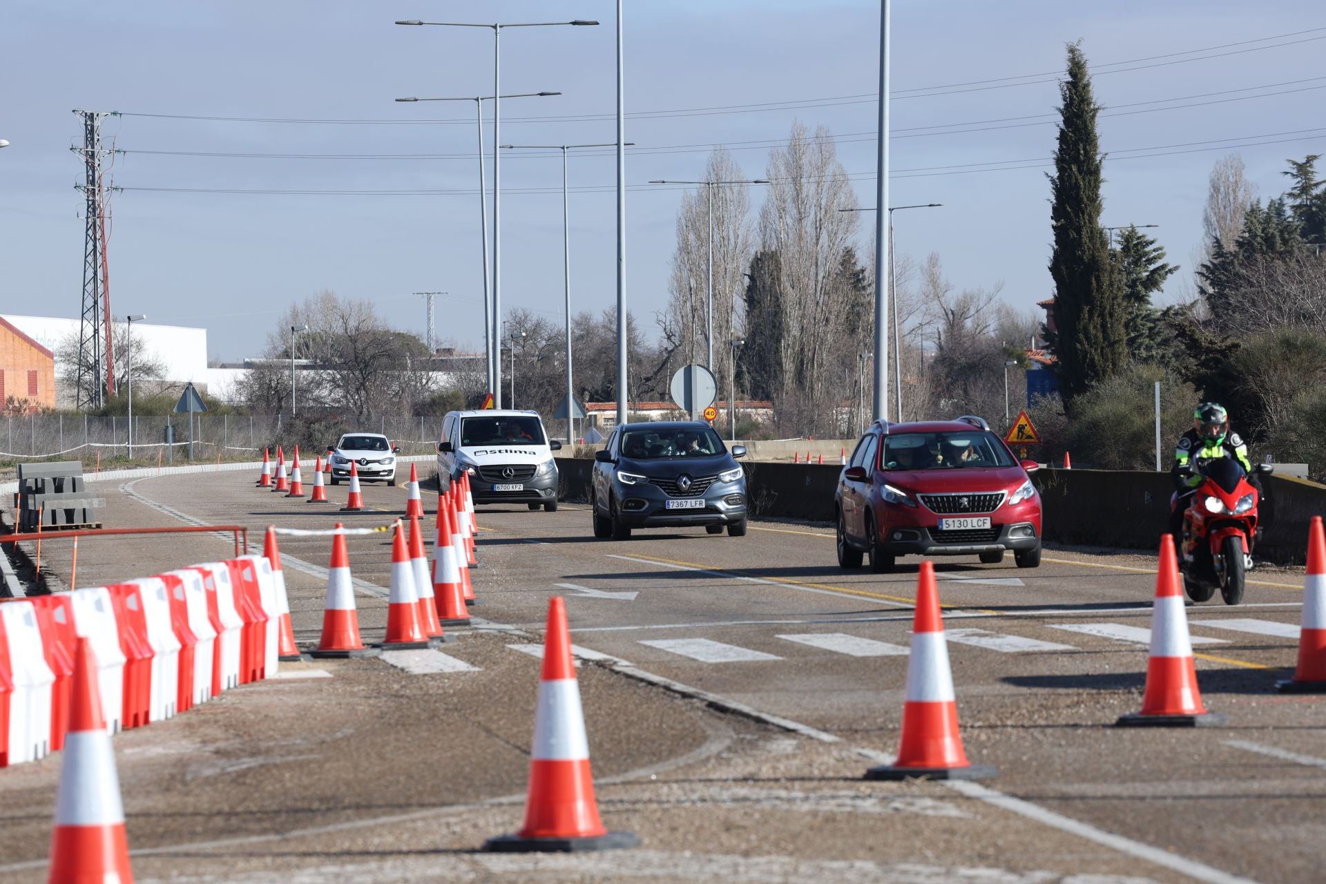 Más de tres kilómetros circulando por un carril en la VA-20