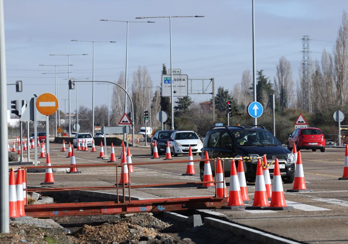 Más de tres kilómetros circulando por un carril en la VA-20