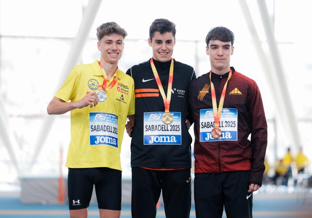 Pedro Viciosa, en el centro, posa con la medalla de oro en el 1.500 sub-23.