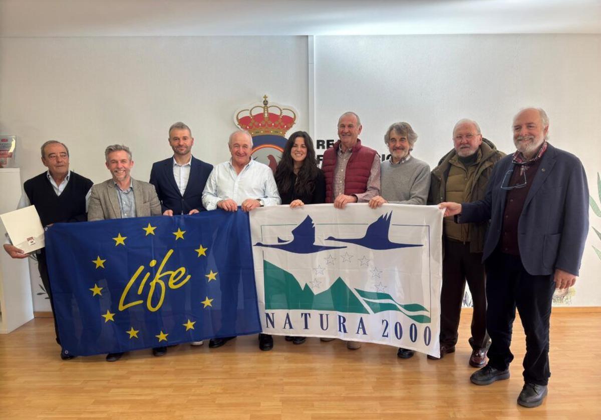 Guillermo Palomero, presidente de la Fundación Oso Pardo, tercero por la derecha, con los representantes de las federaciones de caza, presentan la campaña.