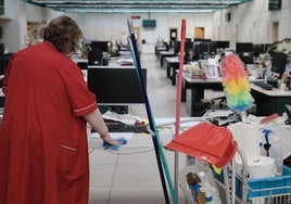 Una empleada de la limpieza durante su jornada de trabajo en Valladolid.