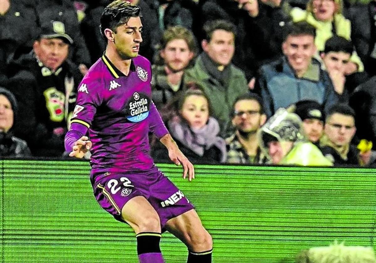 Antonio Candela controla el esférico, en su debut en Vallecas.