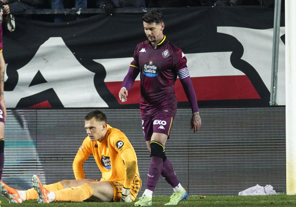 Luis Pérez, cabizbajo junto a Hein tras encajar el gol en Vallecas.