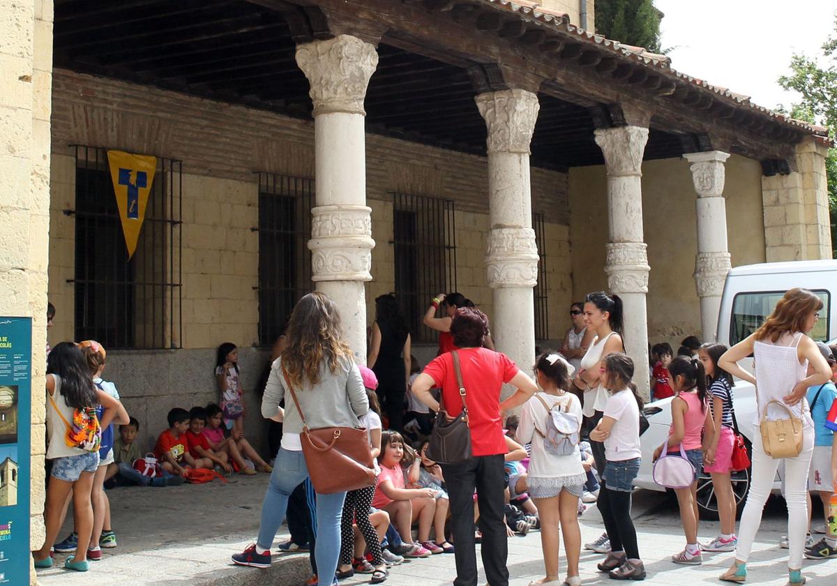 El público espera en la puerta de San Nicolás para ver una representación de Titirimundi.