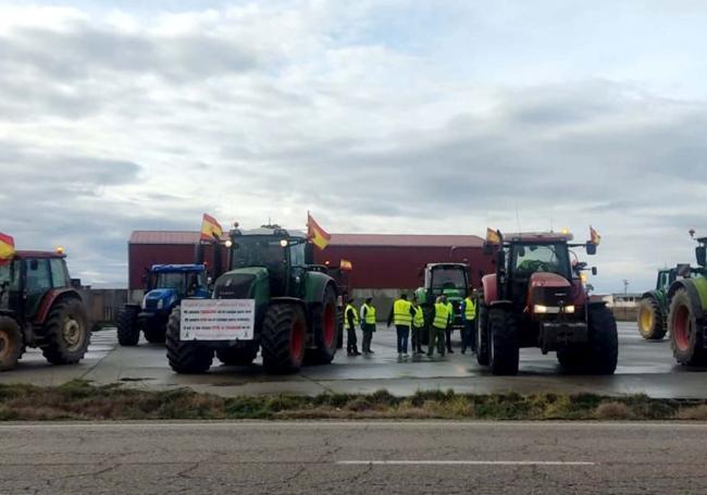 Vehículos agrarios aparcados en uno de las entradas a Cantalejo.