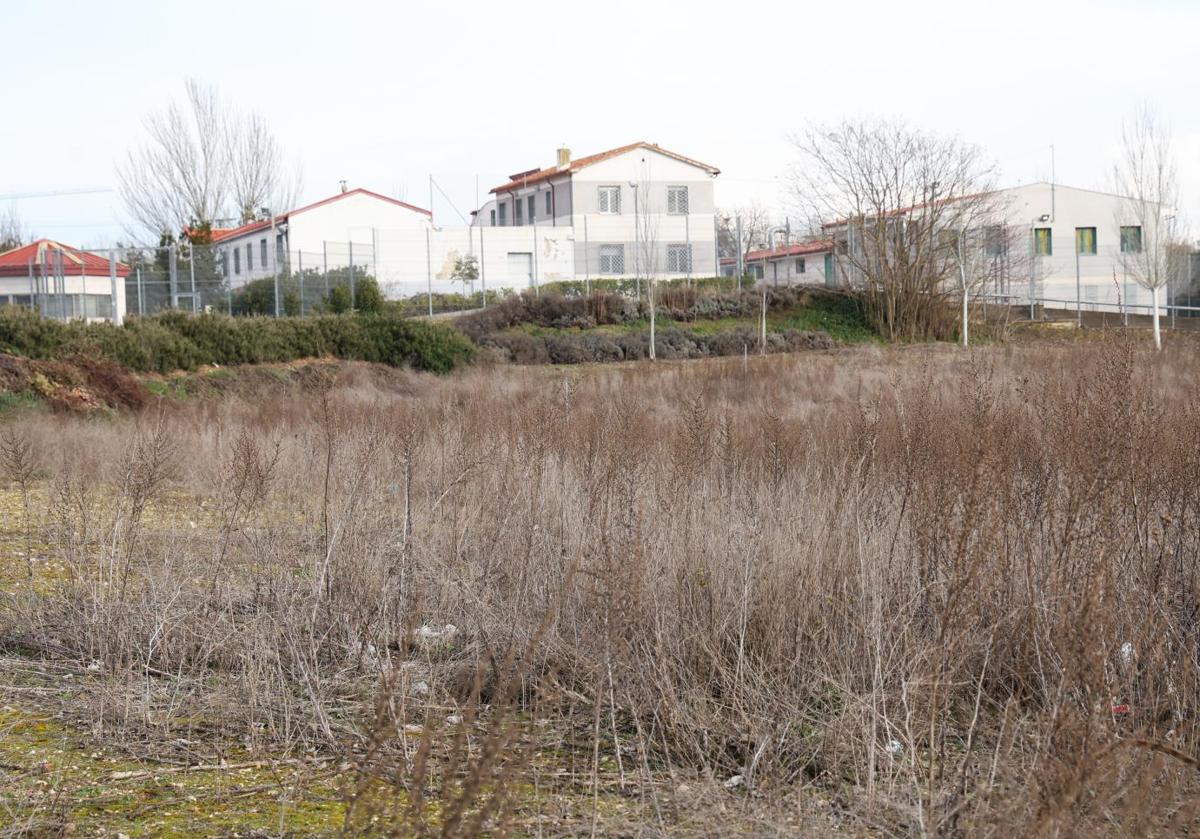 Terrenos del plan parcial Zambrana (al fondo se ve el centro de menores) que se urbanizarán para completar el barrio en torno al Hospital Río Hortega.