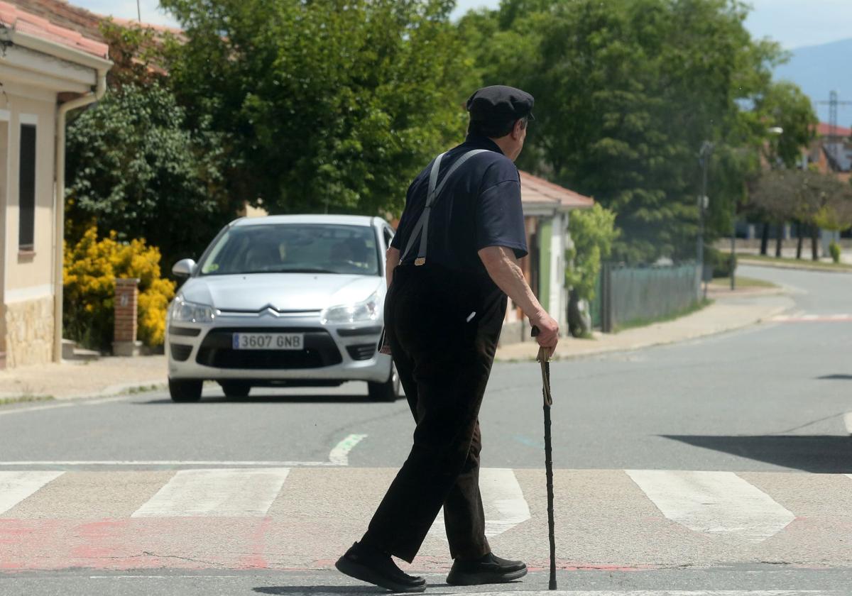 Un hombre de edad avanzada cruza la travesía de un municipio de la provincia.