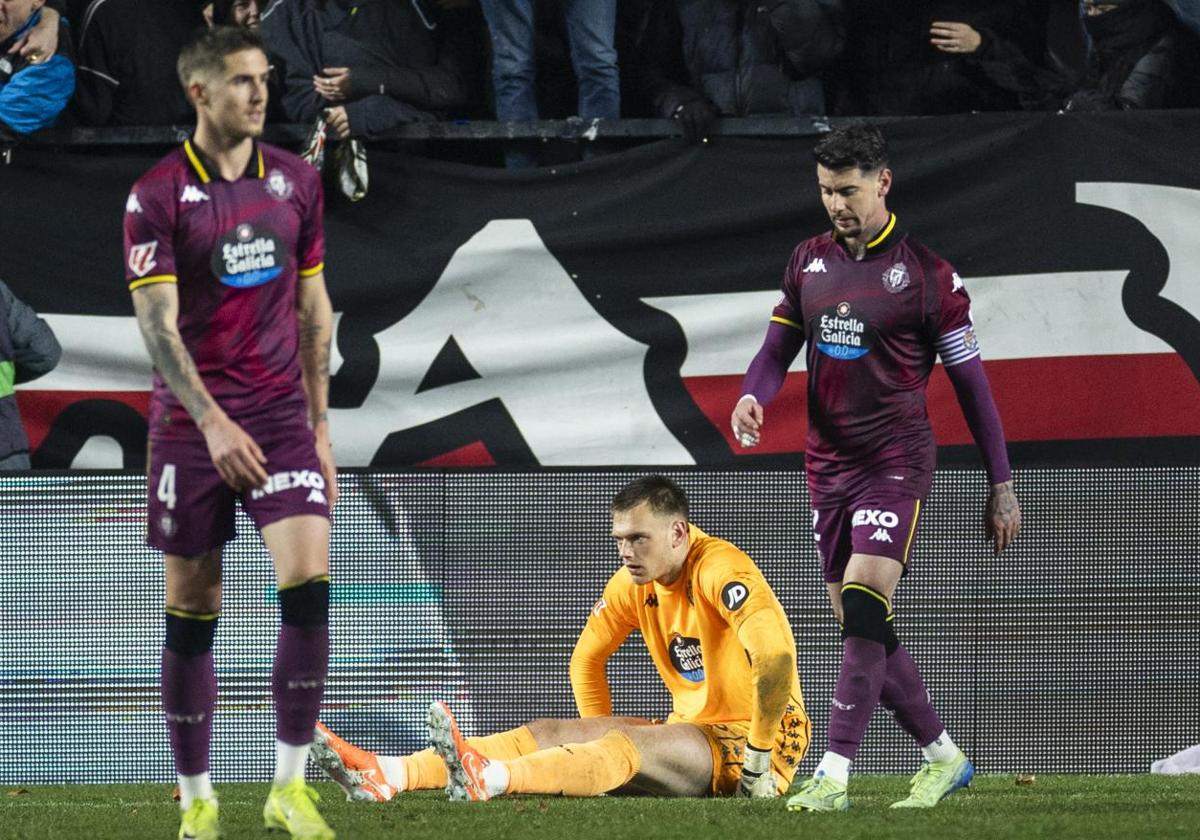 El portero Karl Hein, entre Tamás Nikitscher y Luis Pérez, tras encajar el gol de la derrota ante el Rayo Vallecano