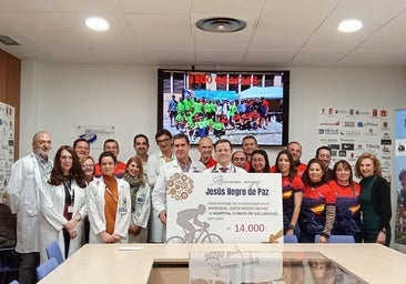 La Asociación Jesús Negro entrega al Hospital Clínico 14.000 euros para investigación del cáncer de mama