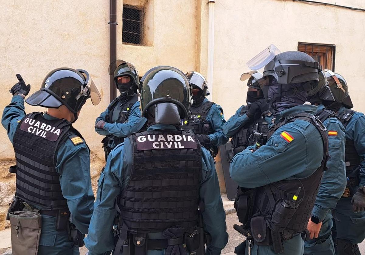 La Guardia Civil, durante el operativo desplegado en Astudillo.