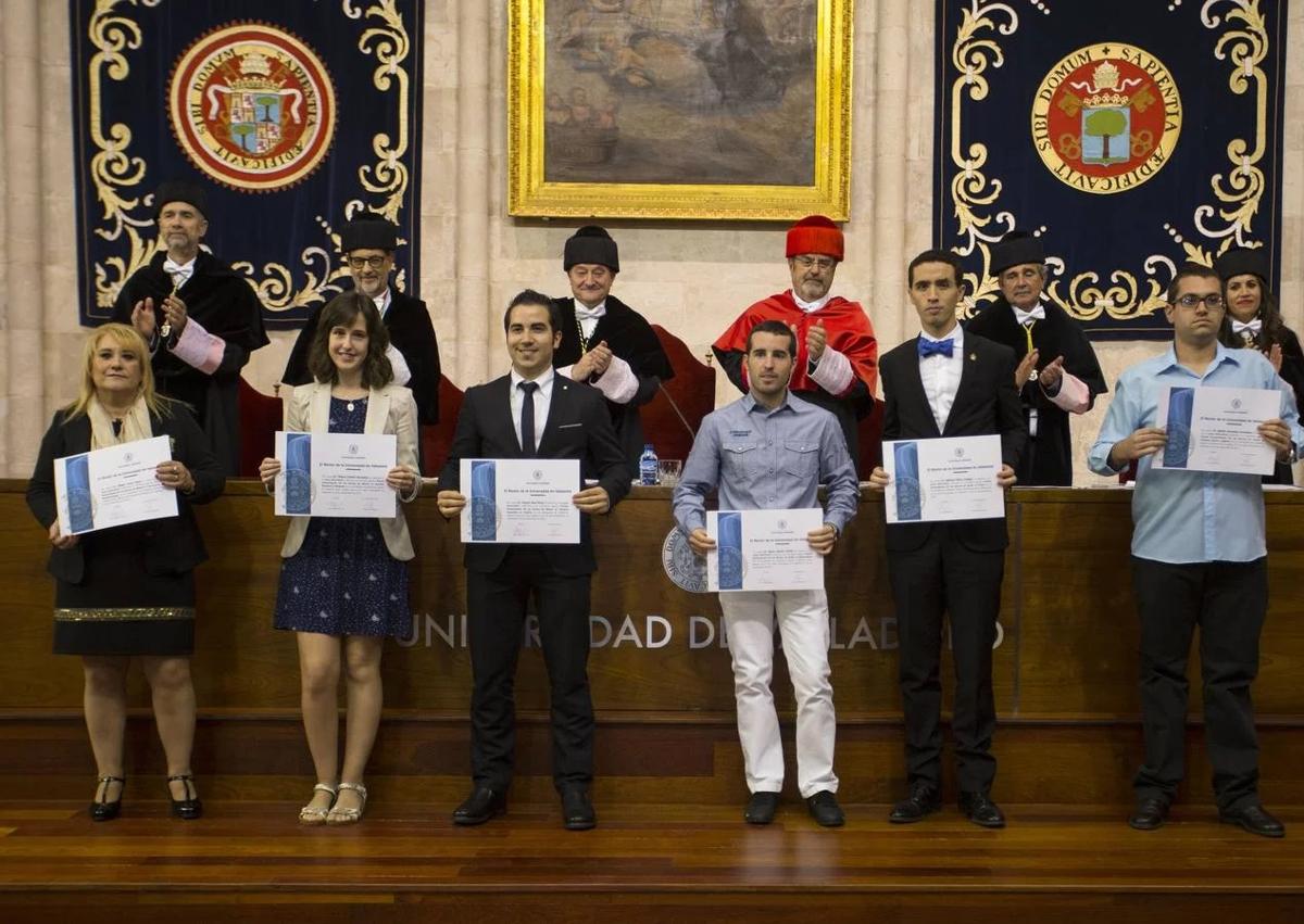 Imagen secundaria 1 - Pérez es experto en espectroscopia de plasmas en condiciones de fusión nuclear por confinamiento inercial. En la segunda imagen, cuando recibió el Premio Extraordinario Fin de Carrera en la Universidad de Valladolid (segundo por la derecha). En la tercera foto, durante su graduación como doctor en Oxford.