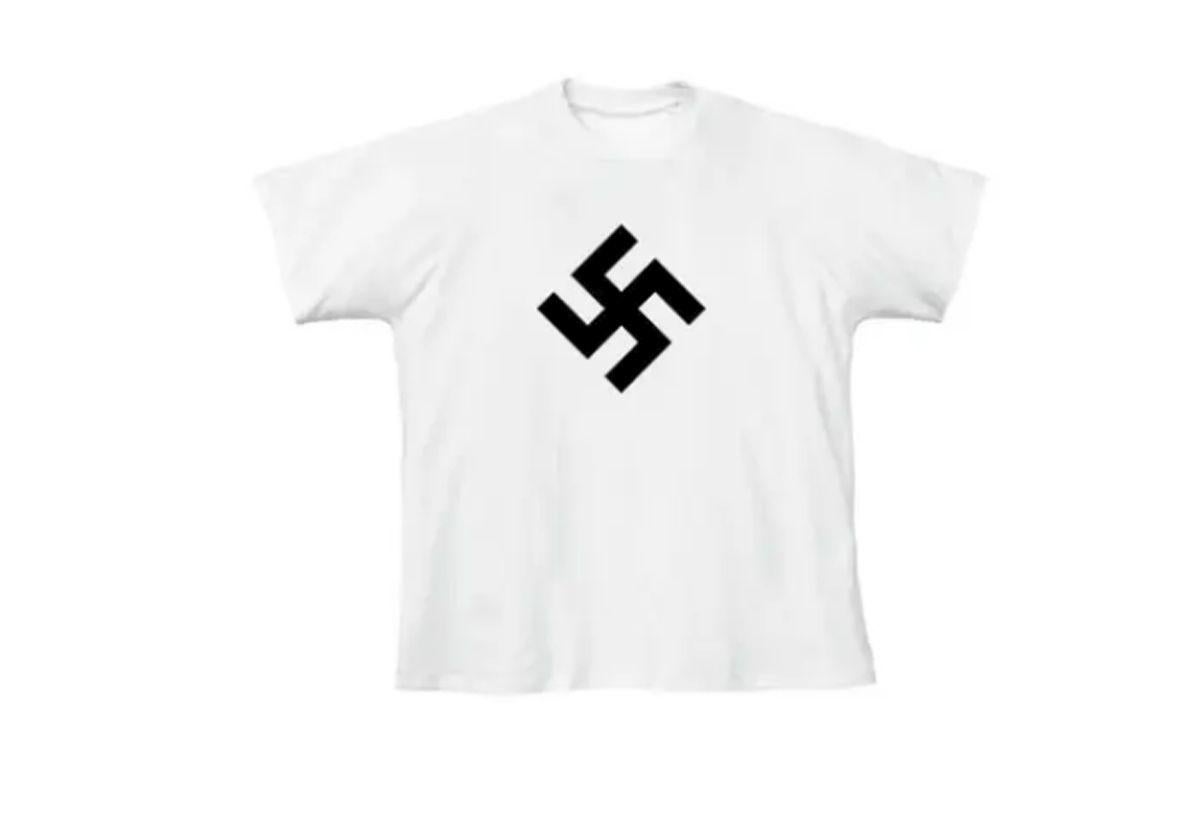 Camiseta con la esvástica nazi que puso a la venta Kanye West.