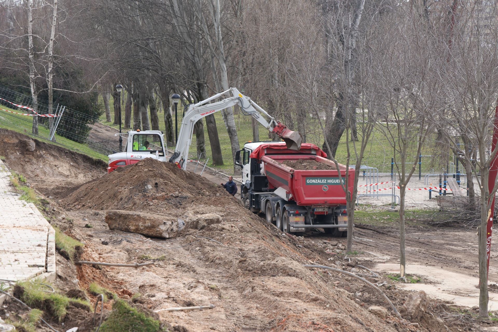 Los operarios trabajan en el inicio del carril bici, en Moreras.