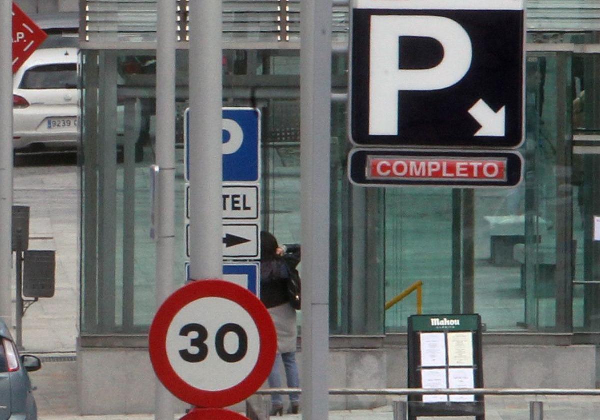 Cartel de 'completo' en el parking subterráneo de Padre Claret, en Segovia, durante un anterior puente festivo.