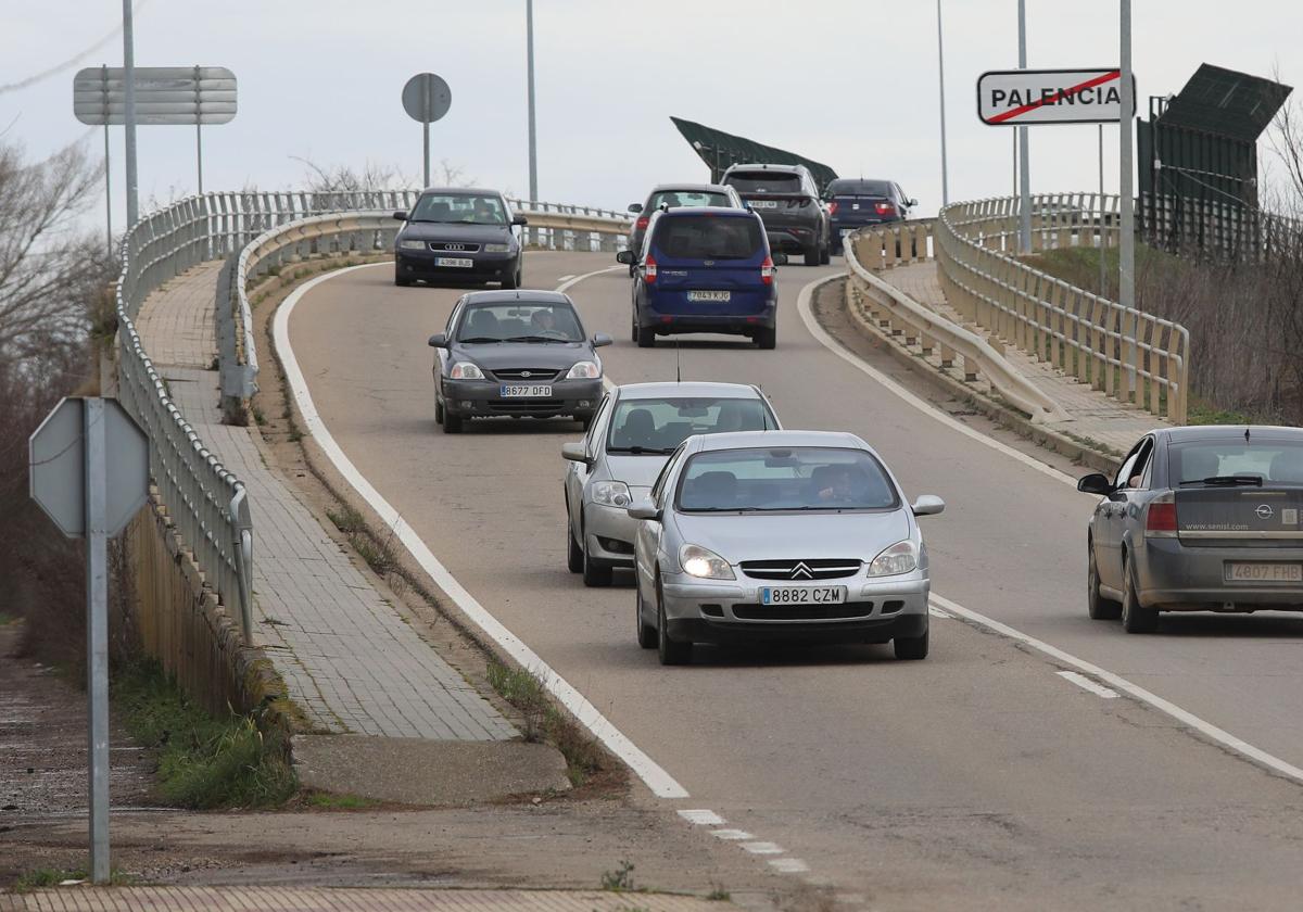 Tráfico de entrada y salida de la ciudad en la pasarela del final de la avenida de Asturias.