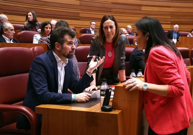 Luis Tudanca habla con Rosa Rubio y Ana Sánchez. Tras él, charlan Nuria Rubio y Patricia Gómez.