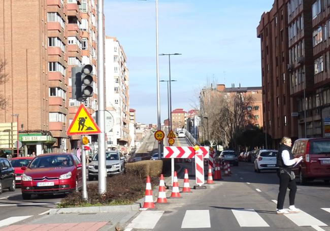 Carteles de obra al inicio del viaducto de Arco de Ladrillo del lado del paseo del mismo nombre.