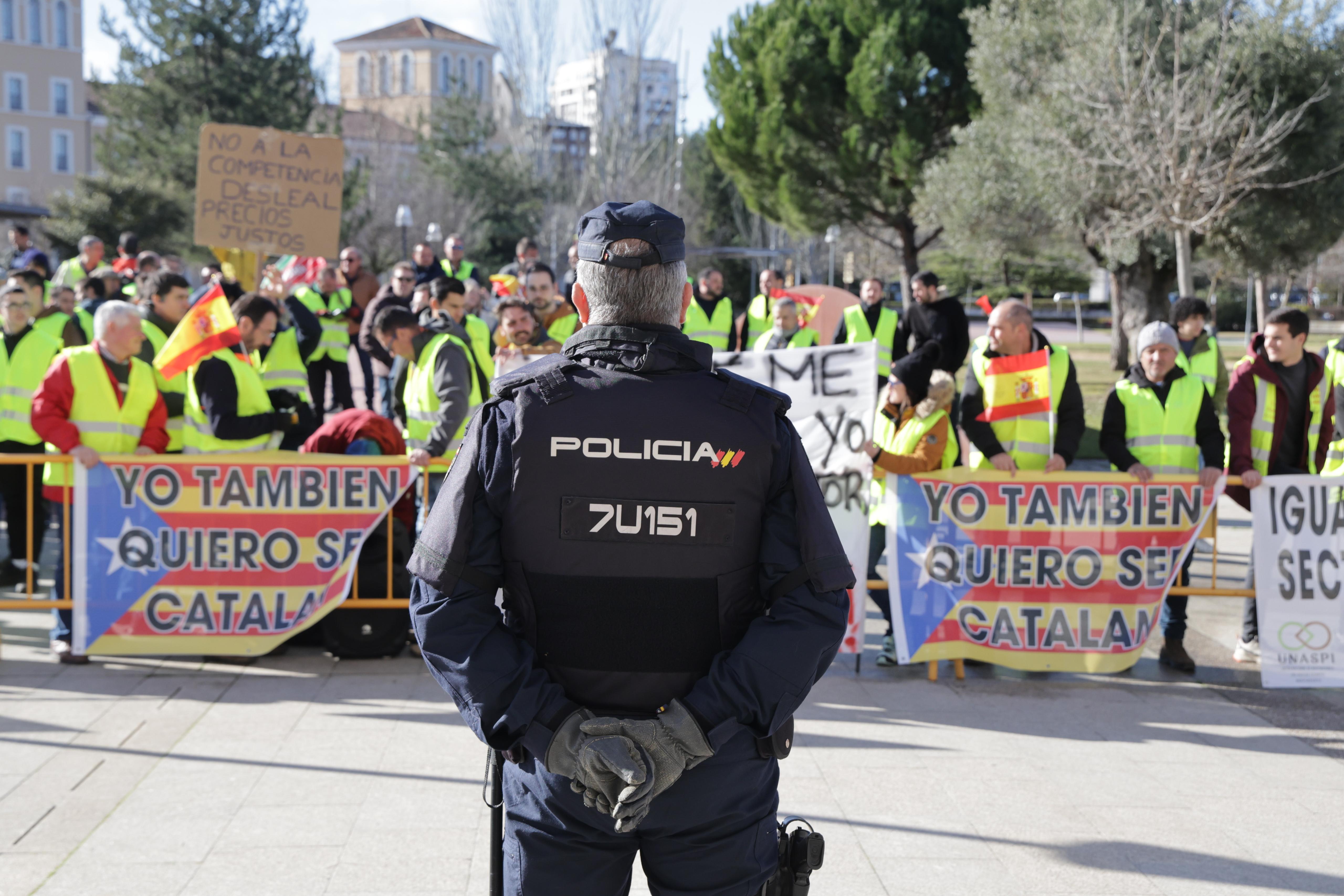 Protesta de los agricultores frente a Las Cortes por el acuerdo con Mercosur y el pacto alcanzado en Cataluña.