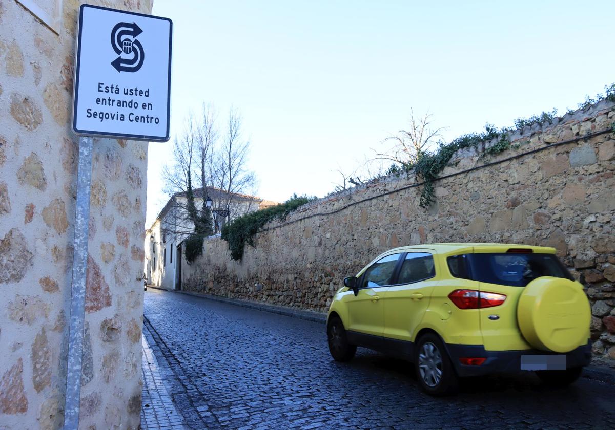 Uno de los paneles que advierten sobre el acceso a la Zona de Bajas Emisiones.