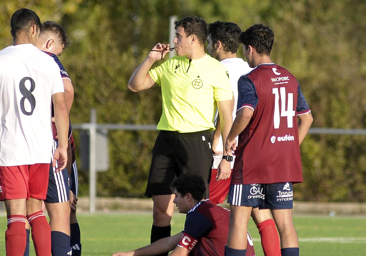 Árbitro en un partido de la Provincial.