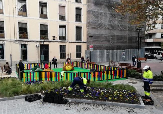 Colocación del parterre ajardinado en la plaza del Caño Argales durante la remodelación de 2020.