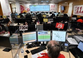 Operadores atienden las llamadas que recibe el centro de coordinación del Servicio de Emergencias 112 Castilla y León.