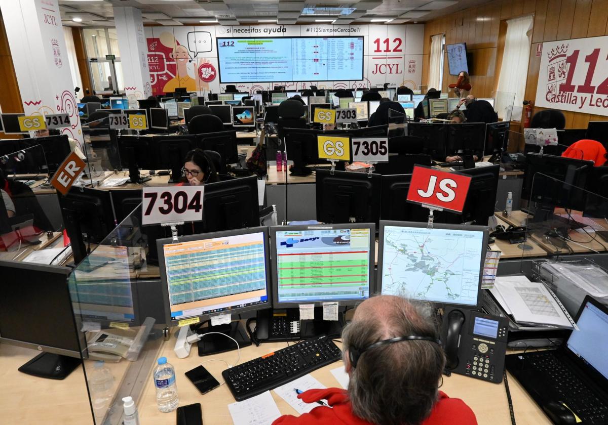 Operadores atienden las llamadas que recibe el centro de coordinación del Servicio de Emergencias 112 Castilla y León.