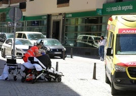 Imagen de archivo de la asistencia a una persona mayor en un incidente sanitario ocurrido en una céntrica calle de Segovia.