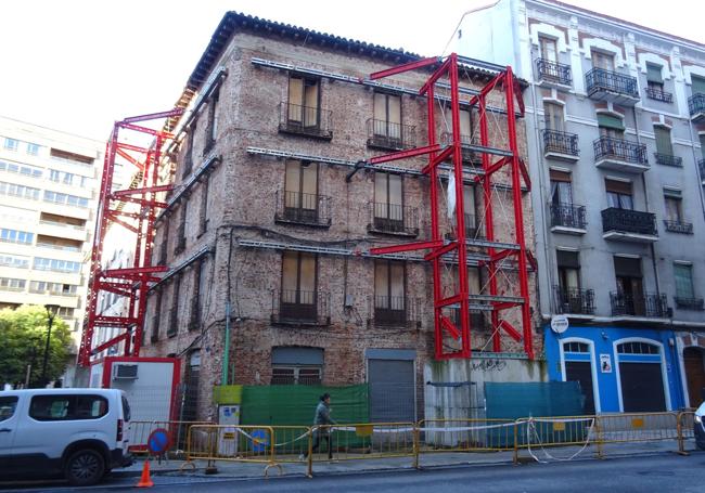 Edificio abandonado de la esquina de Caño Argales y Panaderos.