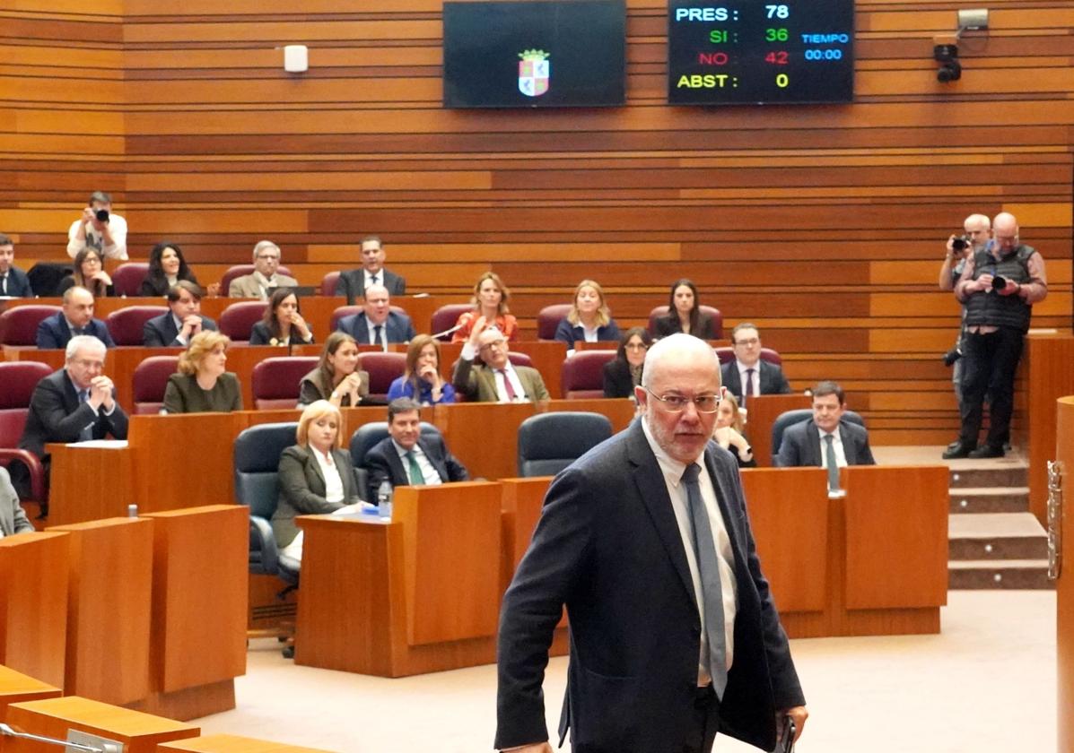 Francisco Igea abandona el hemiciclo, expulsado, tras la votación que cerró la puerta a tramitar la Proposición de Ley de Derechos y Garantías de las Personas en el Proceso Final de su Vida.