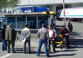 Transportistas fuera de las instalaciones de PPG Ibérica en una imagen de archivo.