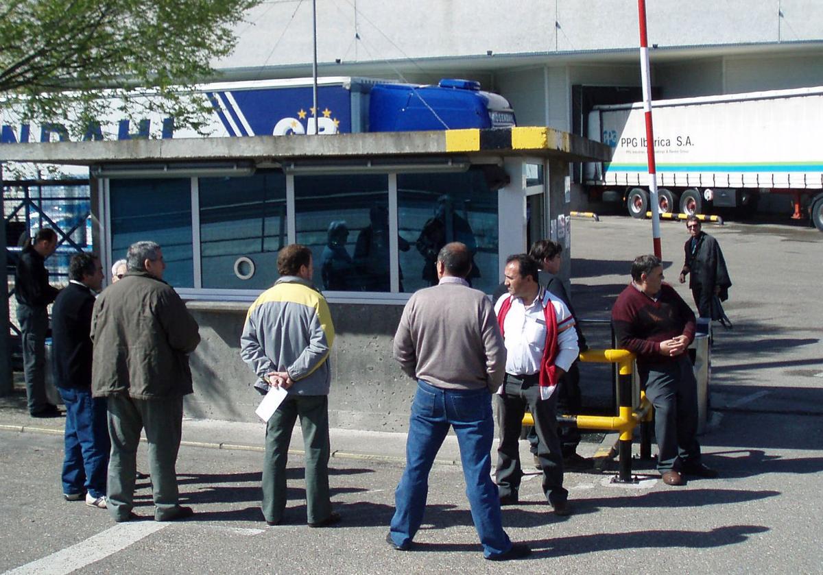 Transportistas fuera de las instalaciones de PPG Ibérica en una imagen de archivo.