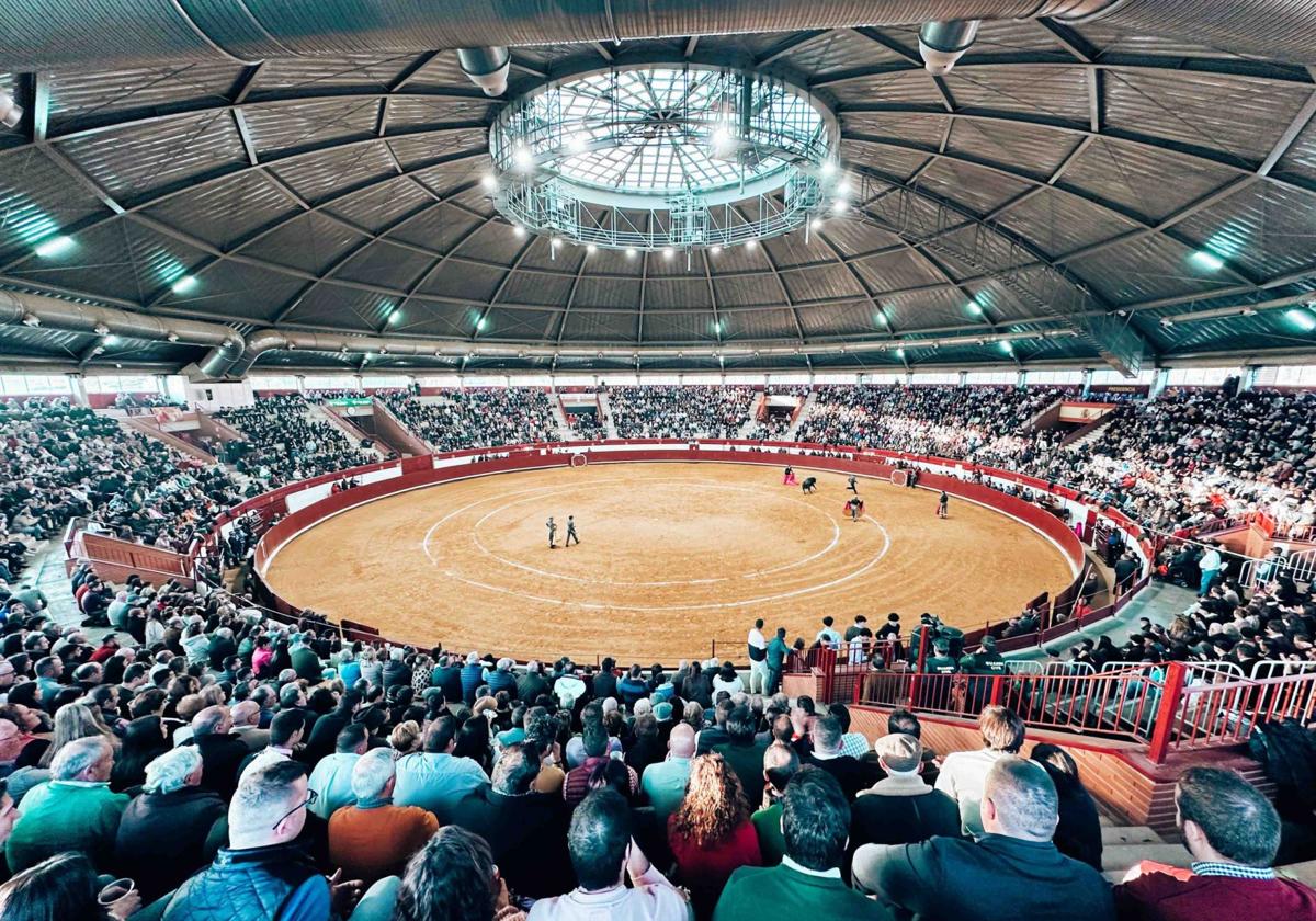La plaza de toros de La Flecha abarrotada de público para asistir a un festejo taurino.