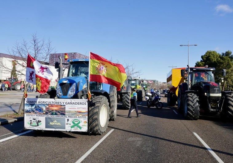 Tractorada frente a Las Cortes.