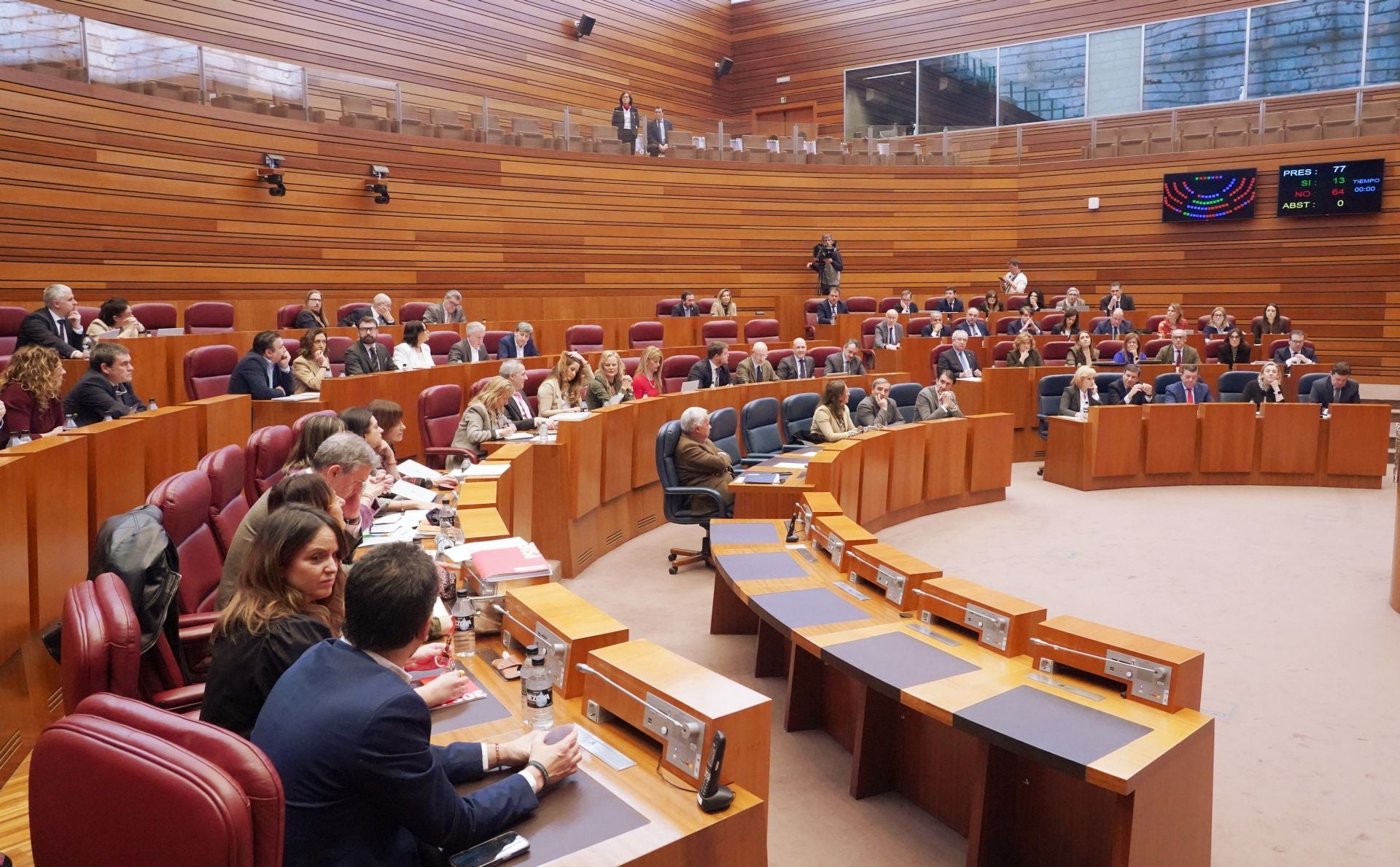 El hemiciclo, tras la votación de la moción de Vox sobre el protocolo antiaborto, reflejada en el 64-13 del marcador del fondo.