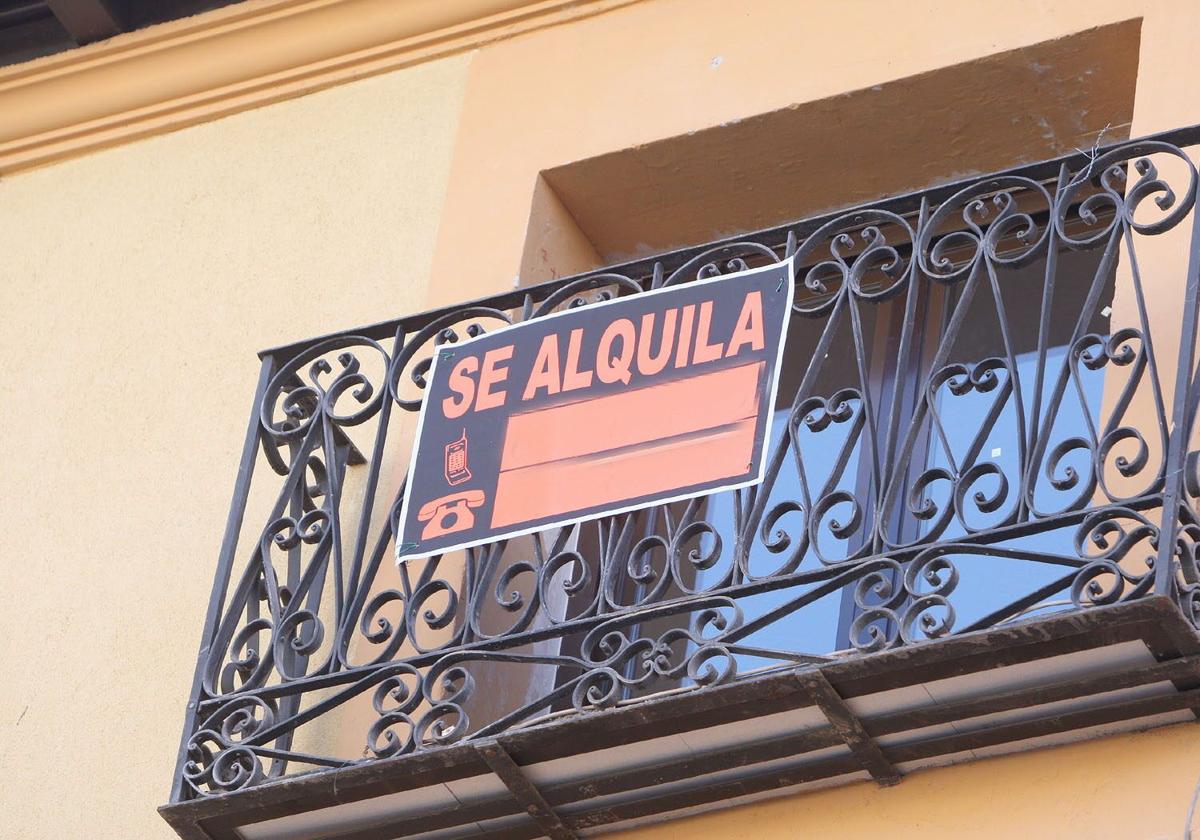 Cartel de 'se alquila' colgado en el balcón de una vivienda