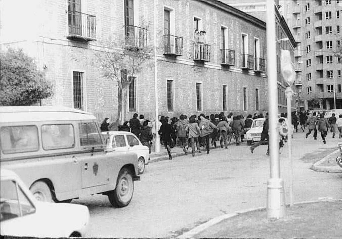 Un grupo de estudiantes de Medicina corre delante de un coche de la Policía en febrero de 1975.