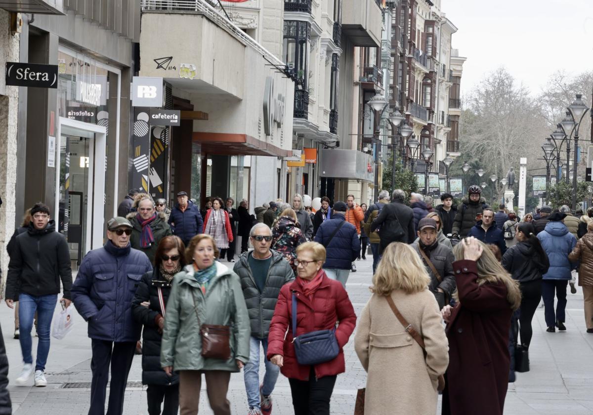 Varias personas caminan por la calle Santiago, este jueves en Valladolid.