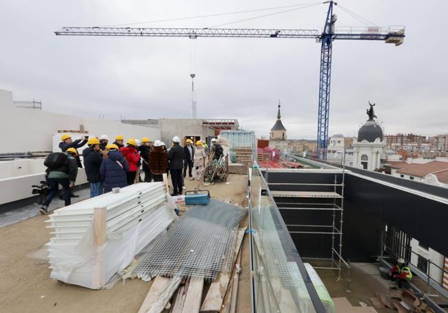 Visita a las obras del hotel. En la séptima planta está azotea, que se comunicará con una escalera de caracol con la terraza de la zona de restauración de la sexta planta.