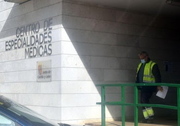 Asume dos años por acceder a los historiales de otros tres médicos y una enfermera