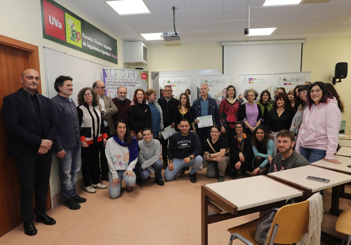 Ganadores, jurado y profesores, tras la entrega de premios del concurso de microrrelatos 'Mujeres, niñas, ciencia y bosque'.