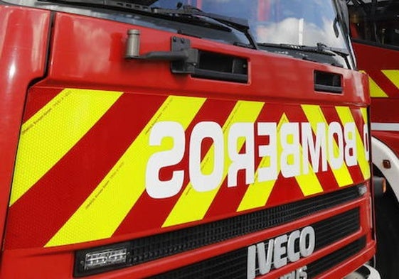 Arde un camión que transportaba una roca de granito de 25 toneladas