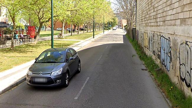 Imagen antes - Estado anterior del tramo en obras del Callejón de la Alcoholera (2023) y el actual con la acera ya construida en la parte posterior del supermercado DIA.