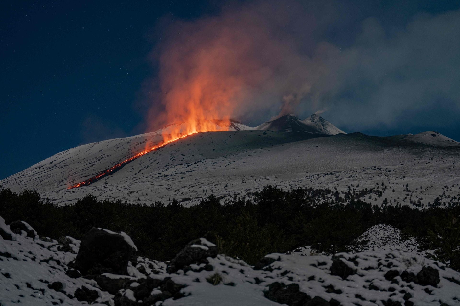 La lava fluyendo a través de una fractura del volcán