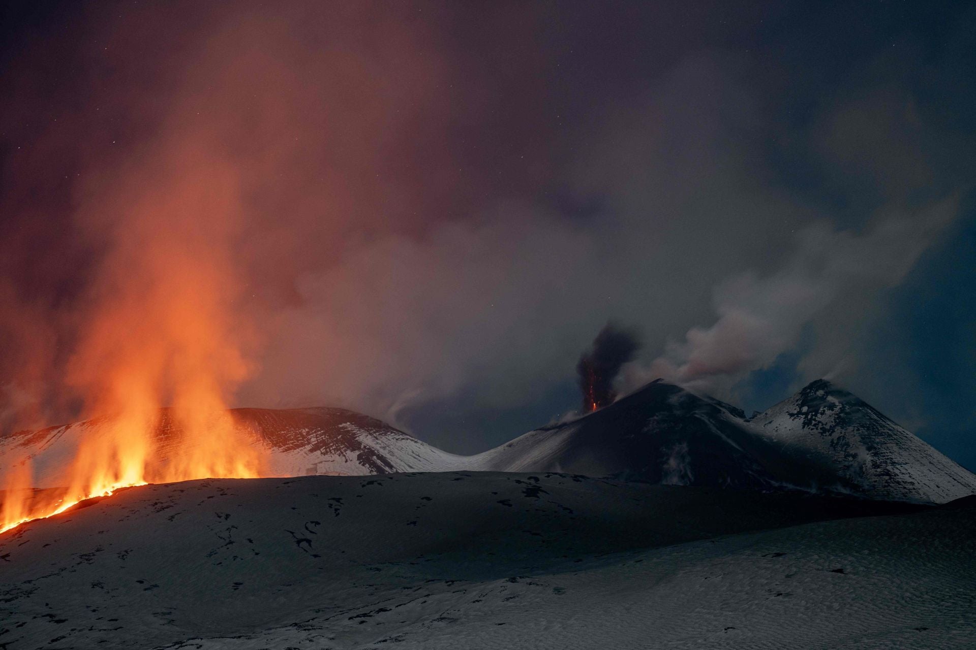 La lava surgiendo de una fractura de la ladera