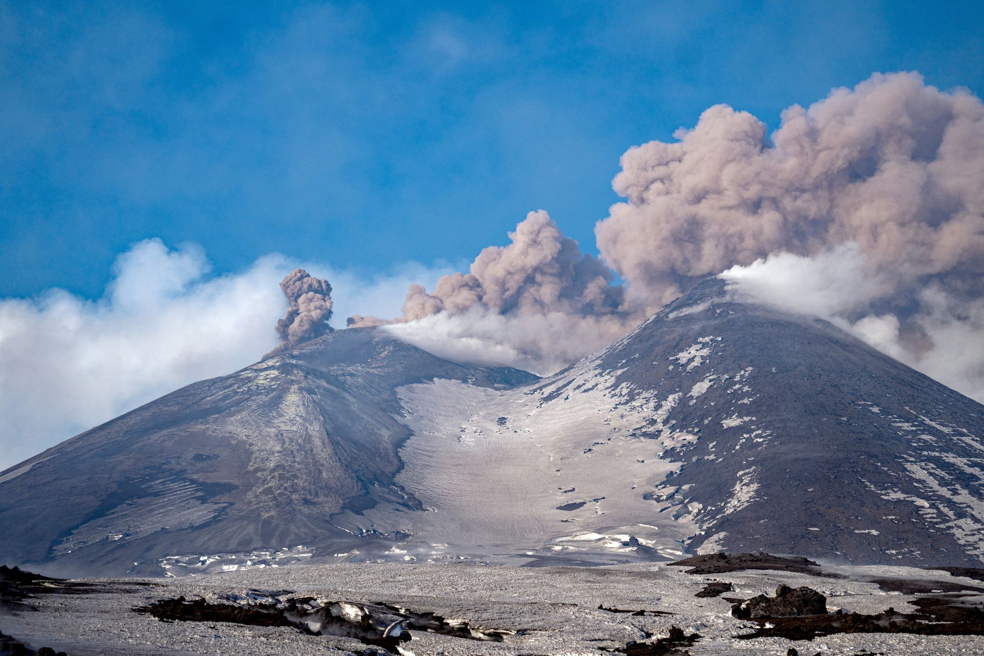 Humo y cenizas saliendo del volcán.
